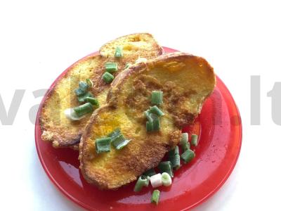 Česnakiniai skrudinti duoneliai su kiaušiniu keptuvėje pagrindine nuotrauka