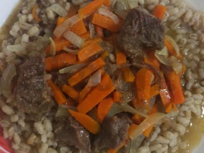 Perliniai kruopos su troškiniu pagrindine nuotrauka