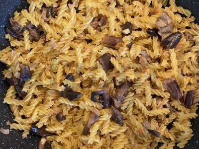 Makaronai su svogūnais ir grybais Žingsnis 4