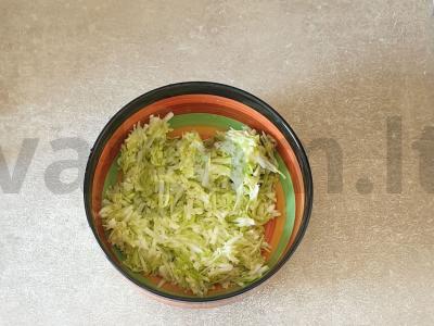 Blynai iš kukurūzų miltų su cukinija ir sūriu Žingsnis 1