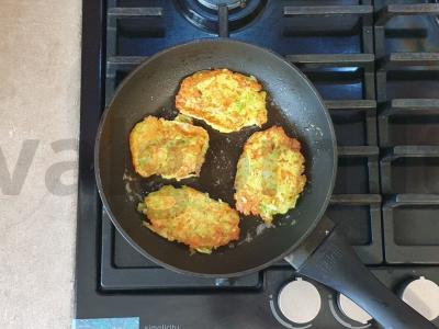 Blynai iš kukurūzų miltų su cukinija ir sūriu Žingsnis 4