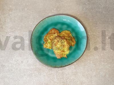 Blynai iš kukurūzų miltų su cukinija ir sūriu pagrindine nuotrauka