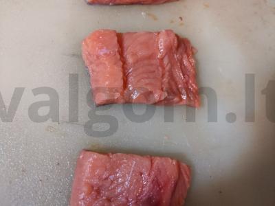 Lašišos filė medalionai su saulėgrąžų sėklomis Žingsnis 1