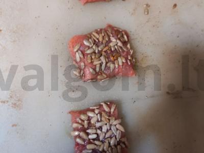 Lašišos filė medalionai su saulėgrąžų sėklomis Žingsnis 2