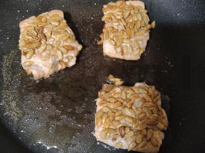 Lašišos filė medalionai su saulėgrąžų sėklomis Žingsnis 3