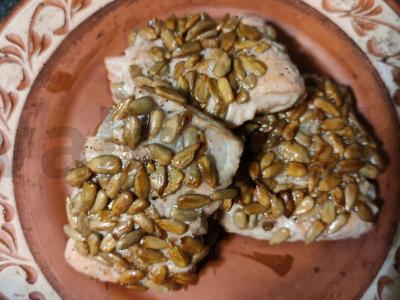 Lašišos filė medalionai su saulėgrąžų sėklomis pagrindine nuotrauka