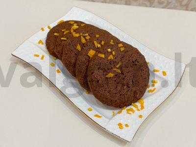 Šokoladiniai sausainiai su apelsinų užuomina pagrindine nuotrauka