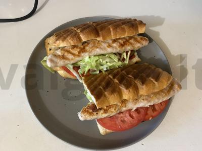 Krištoliniai karšti sumuštiniai su sultingomis dešrelėmis ir kopūstais pagrindine nuotrauka