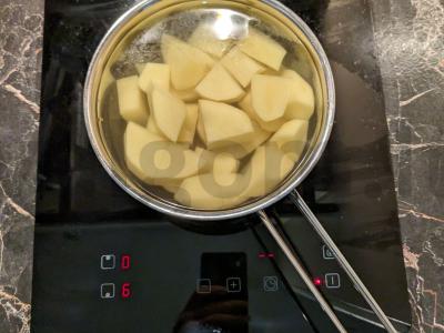 Kiaulienos steikai su pipirų padažu ir bulvių koše Žingsnis 1