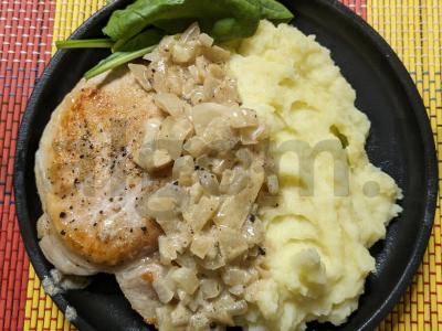 Kiaulienos steikai su pipirų padažu ir bulvių koše pagrindine nuotrauka