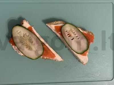 Sumuštinis su raudonąja žuvimi ir agurku Žingsnis 2