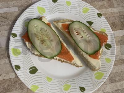 Sumuštinis su raudonąja žuvimi ir agurku pagrindine nuotrauka