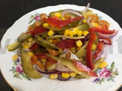 Salotos su grybais, kukurūzais ir daržovėmis pagrindine nuotrauka