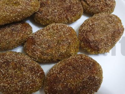 Veganiški žirnių kotletai su daržovėmis pagrindine nuotrauka