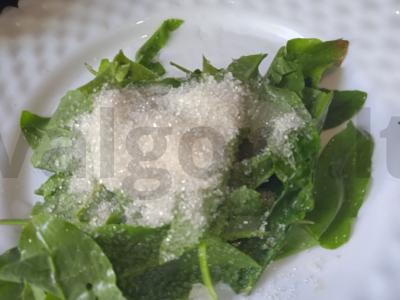 Rūgščiai saldus rūgštynių kompotas su džiovinta mėta Žingsnis 2