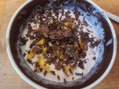 Persikų desertas su sausainiais ir šokoladu pagrindine nuotrauka