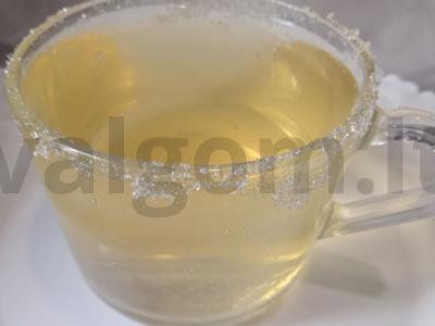 Rūgščiai saldus rūgštynių kompotas su džiovinta mėta pagrindine nuotrauka