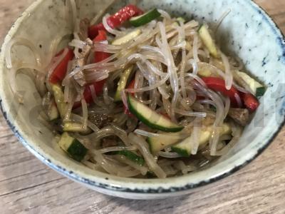 Salotas „Funchosa su aštria jautiena“ pagrindine nuotrauka