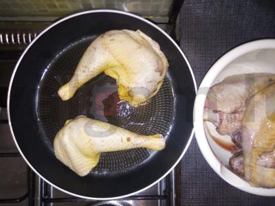 Kaimo gaidys padaže su garnyru, paruoštas katile Žingsnis 1