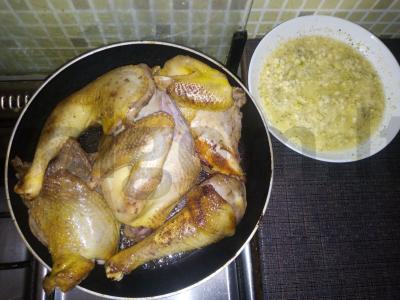 Kaimo gaidys padaže su garnyru, paruoštas katile Žingsnis 3