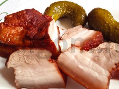 Rūkyta šoninė su džiovintais slyvomis pagrindine nuotrauka