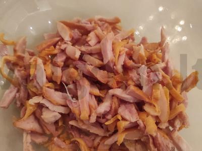 Salotas su rūkytomis vištienos krūtinėlėmis, korėjietiška morkų salotomis ir sausainiais Žingsnis 1