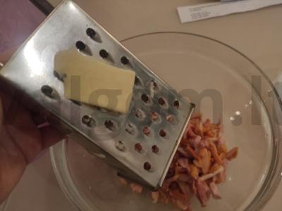 Salotas su rūkytomis vištienos krūtinėlėmis, korėjietiška morkų salotomis ir sausainiais Žingsnis 2