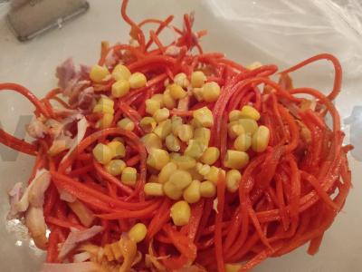 Salotas su rūkytomis vištienos krūtinėlėmis, korėjietiška morkų salotomis ir sausainiais Žingsnis 3