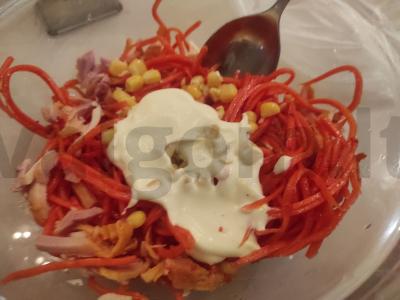 Salotas su rūkytomis vištienos krūtinėlėmis, korėjietiška morkų salotomis ir sausainiais Žingsnis 4