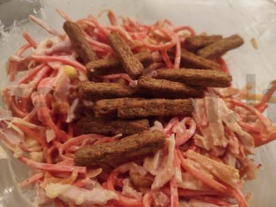 Salotas su rūkytomis vištienos krūtinėlėmis, korėjietiška morkų salotomis ir sausainiais pagrindine nuotrauka