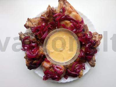 Sultingas triušis konfi su raudonuoju svogūnu ir moliuskų padažu pagrindine nuotrauka