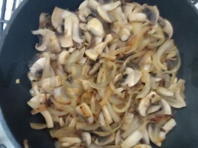 Vegetariškas grybų padažas su kokosų pienu Žingsnis 1