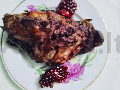 Kepta mėsa su granatų sėklomis pagrindine nuotrauka