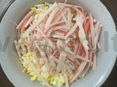 Greitas salotas su krabų lazdelėmis ir korėjietiška morkų salotomis Žingsnis 2