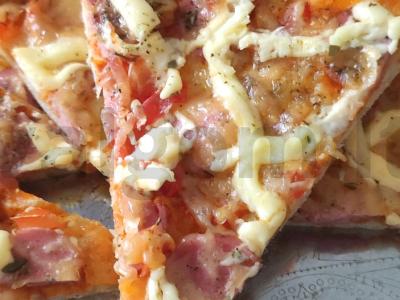 Namų pica su dešrelėmis ir provanso žolelėmis pagrindine nuotrauka