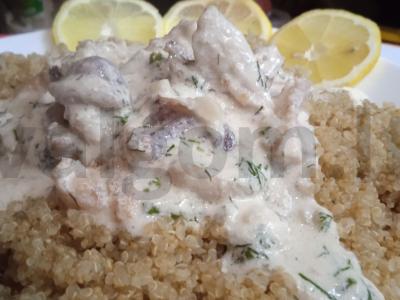 Kvinoja su kreminiu jūros gėrybių padažu pagrindine nuotrauka