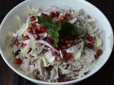 Daržovių salotas su virta jautiena ir granato sėklomis pagrindine nuotrauka