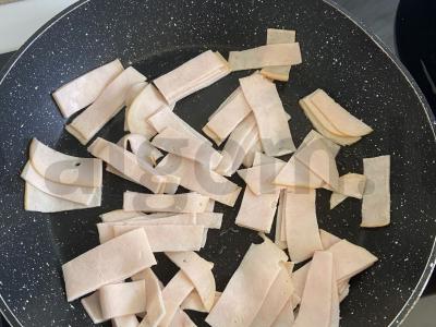 Bulguras su česnaku ir grietinėlės padažu bei kumpiu Žingsnis 1