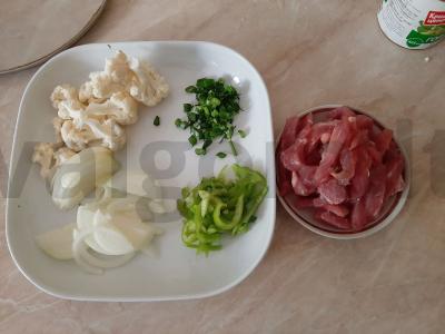 Švelni kiaulienos troškinys su žaliaisiais žirneliais Žingsnis 1