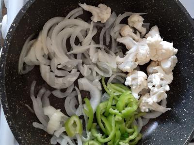 Švelni kiaulienos troškinys su žaliaisiais žirneliais Žingsnis 2