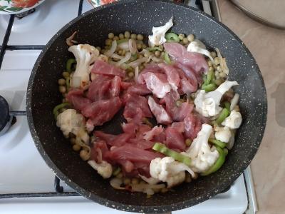 Švelni kiaulienos troškinys su žaliaisiais žirneliais Žingsnis 3