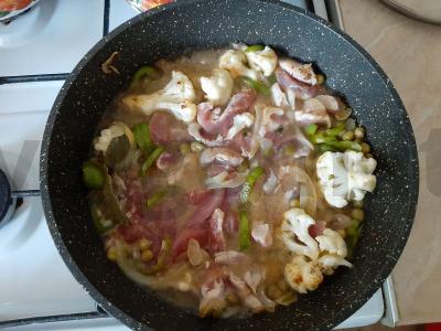 Švelni kiaulienos troškinys su žaliaisiais žirneliais Žingsnis 4