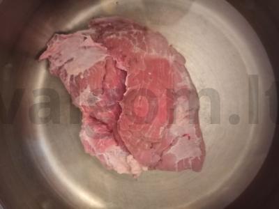 Sultinys su mėsos asorti ir marinuotais agurkais Žingsnis 1