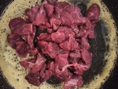 Sultinys su mėsos asorti ir marinuotais agurkais Žingsnis 2