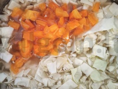 Sultinys su mėsos asorti ir marinuotais agurkais Žingsnis 3