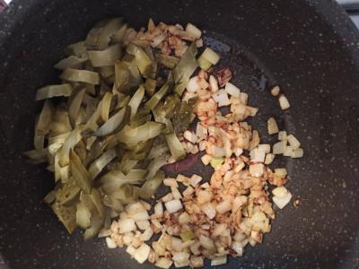 Sultinys su mėsos asorti ir marinuotais agurkais Žingsnis 4