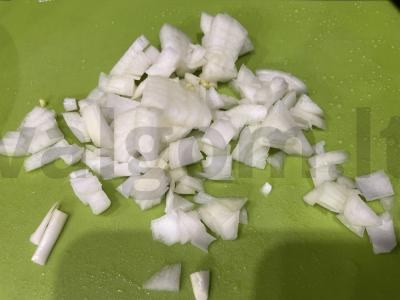 Jautienos kotletai su svogūnais ir prieskoniais Žingsnis 1