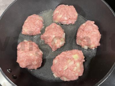 Jautienos kotletai su svogūnais ir prieskoniais Žingsnis 2