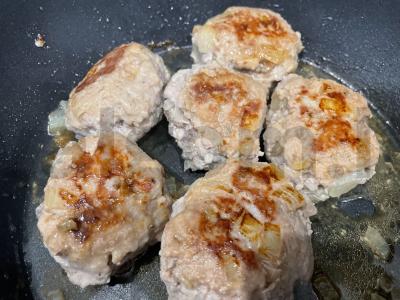 Jautienos kotletai su svogūnais ir prieskoniais Žingsnis 3