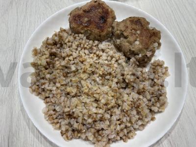 Jautienos kotletai su svogūnais ir prieskoniais pagrindine nuotrauka